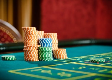 link redmitoto platform interface showing football markets, live-dealer tables, and slot games on one account